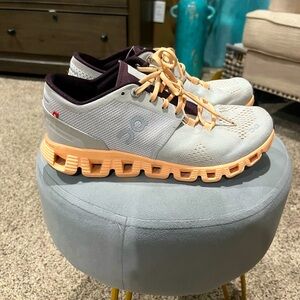Women’s On Cloud Running Shoes Size 7